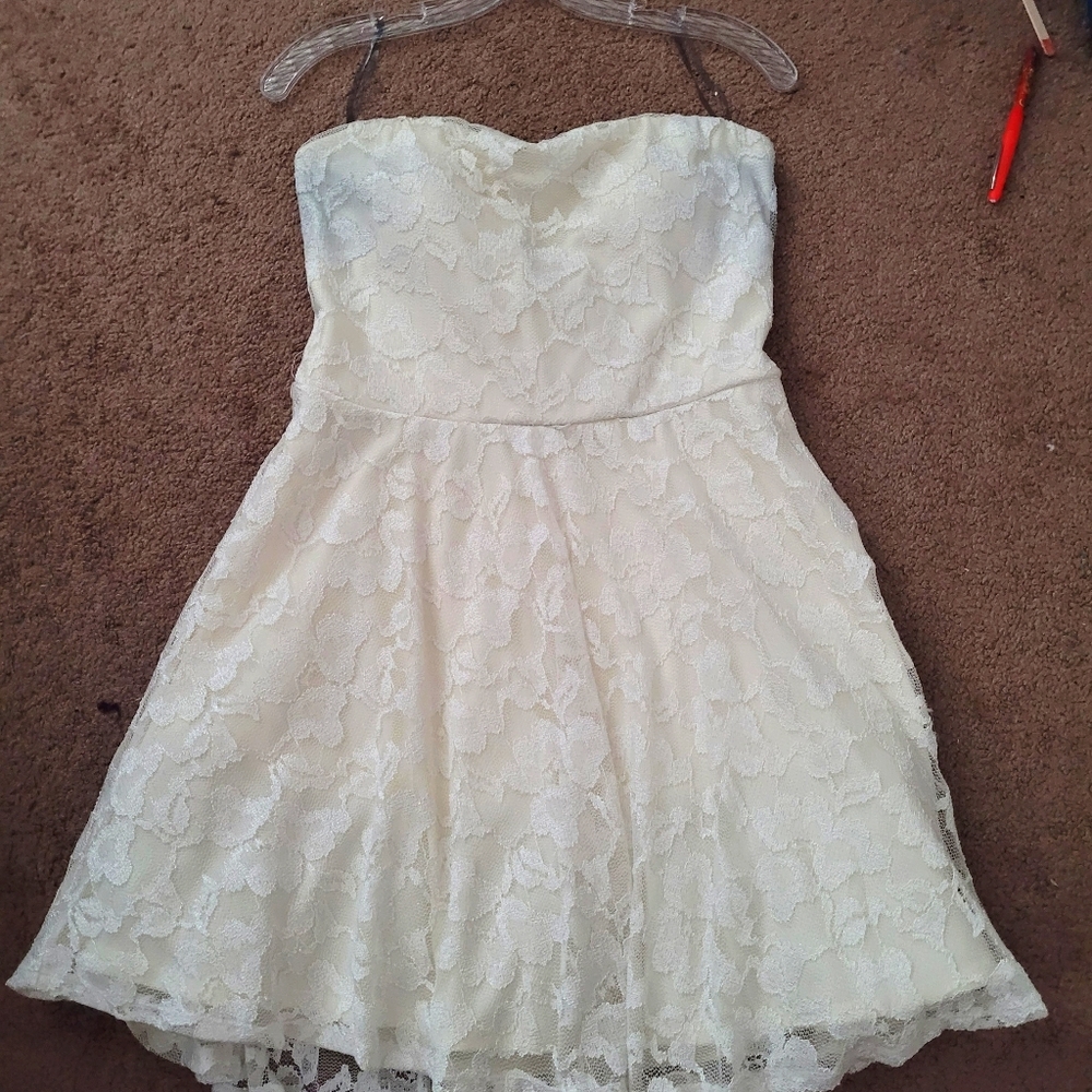White flower strapless dress.